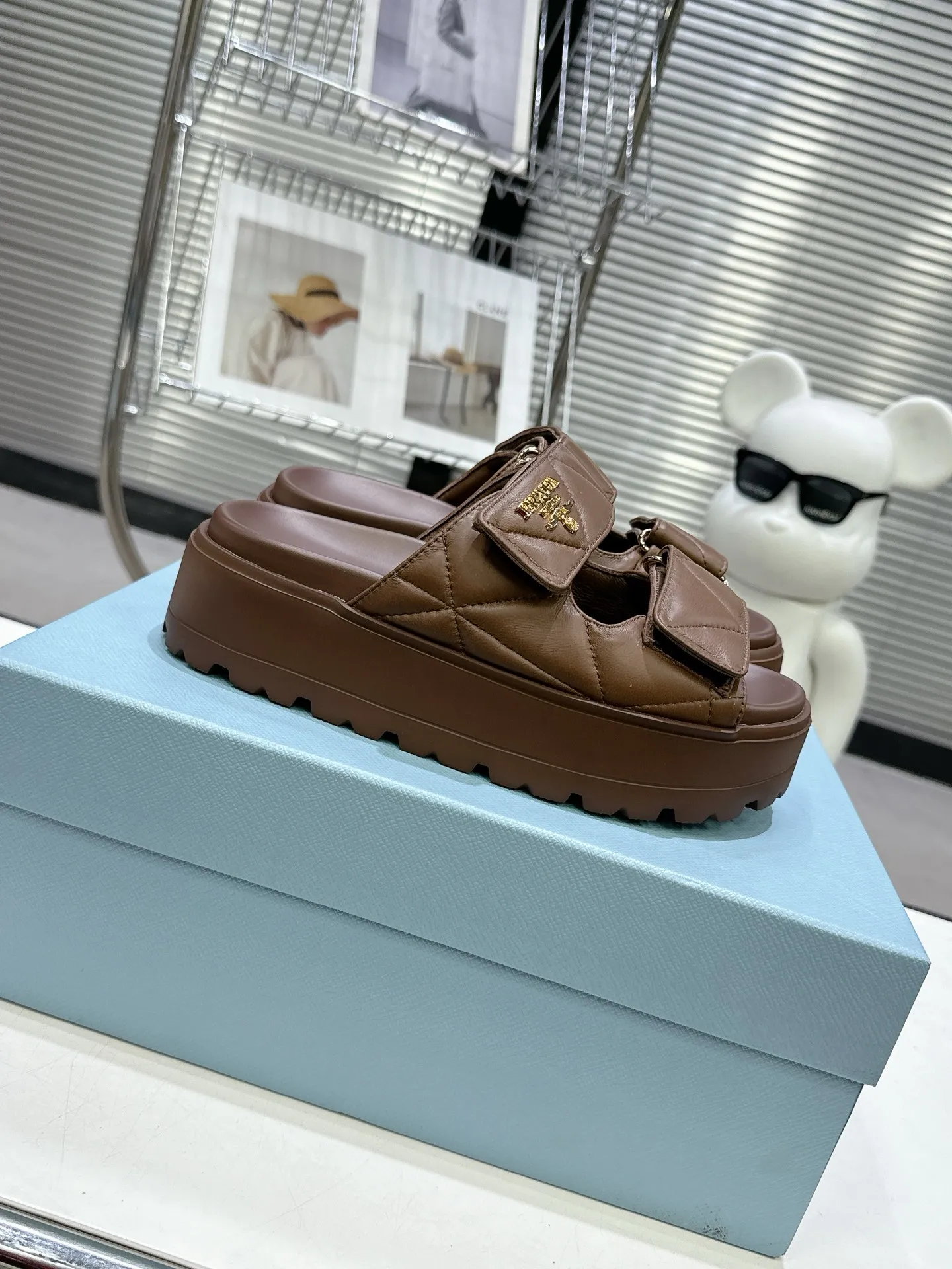 👟👟Ex-factory price 440👟👟 PRADA 2025 vs spring and summer popular sandals series... [Thick-soled double-button sandals] Original 1:1 customization, this year's most fashionable and popular retro British style, simple and elegant, all styles are good-looking, platform thick soles make you slimmer and taller, very comfortable, fashionable and versatile... Many Internet celebrities are on their feet. These platform round-toe thick-soled shoes are very popular this year. They can be worn (increased) for both leisure and leisure. ❶Material: Customized imported calf leather ❷Inner: Customized imported sheepskin ❸Outsole: Original molded ultra-light outsole ❹Sole thickness: 5.5cm ❺Number of yards: 35-40 ❻Packaging: Original full set of packaging ☀Color: Official website updated simultaneously